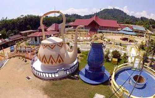 Tetera y taza gigante en Malasia